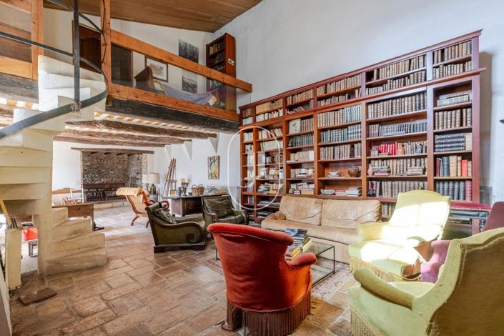 Image No.7-7 Bed House for sale