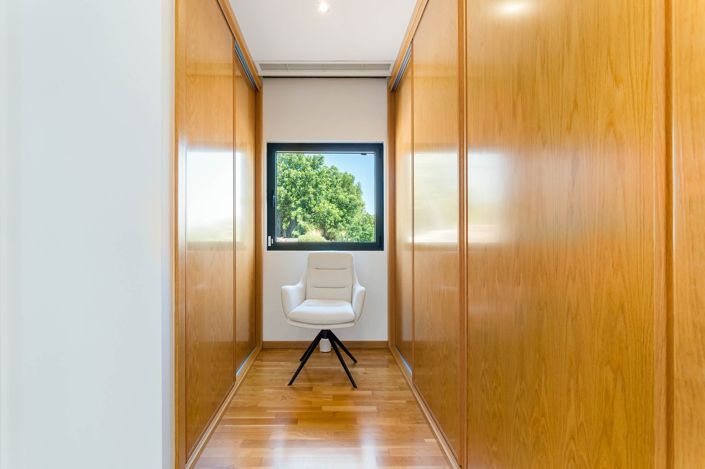 Image No.20-4 Bed House for sale