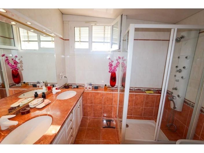 Image No.8-1 Bed House for sale