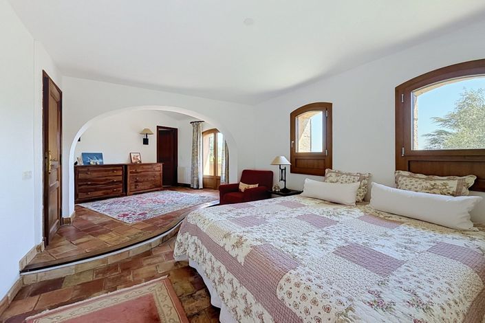 Image No.8-4 Bed House for sale