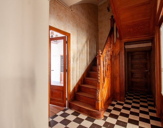 Image No.8-5 Bed House for sale