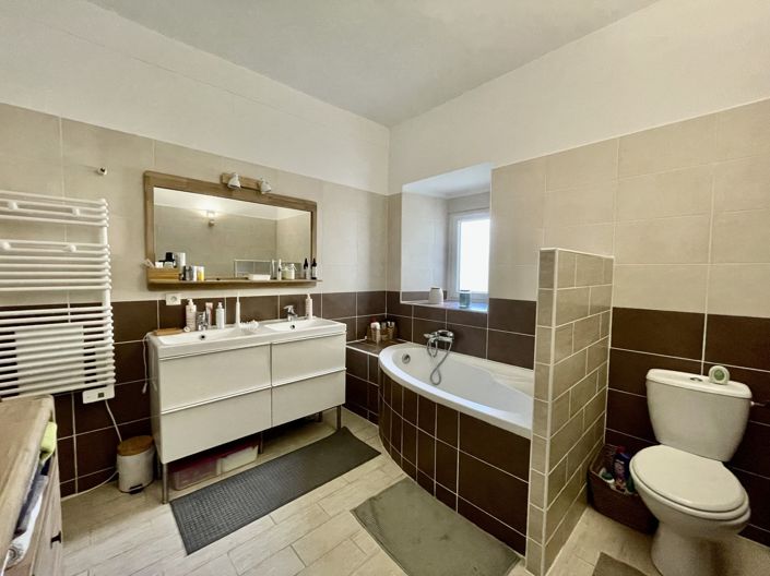 Image No.10-3 Bed House for sale