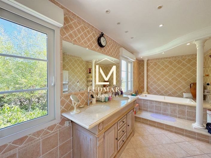 Image No.18-4 Bed House for sale