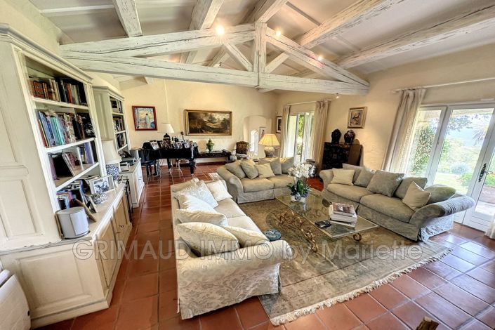 Image No.8-5 Bed House for sale