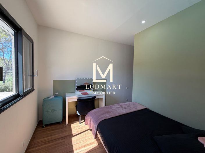 Image No.18-4 Bed House for sale