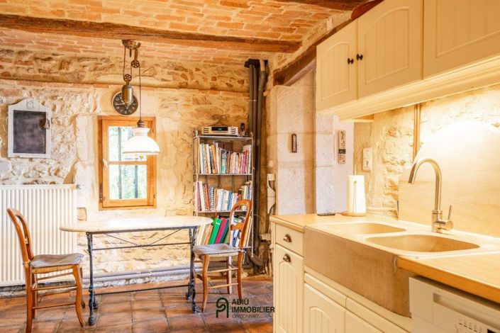 Image No.8-8 Bed House for sale