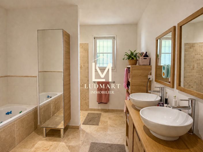 Image No.25-5 Bed House for sale