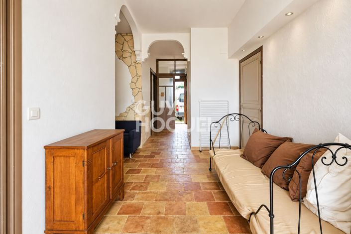 Image No.3-5 Bed House for sale