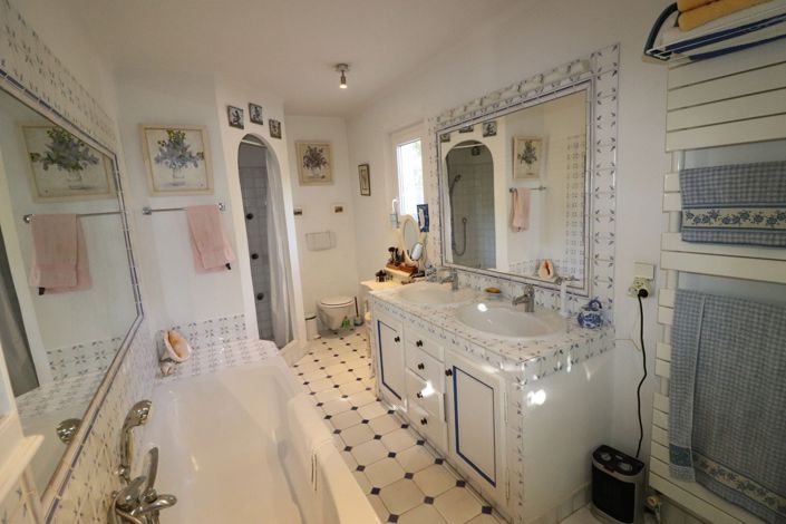 Image No.24-5 Bed House for sale