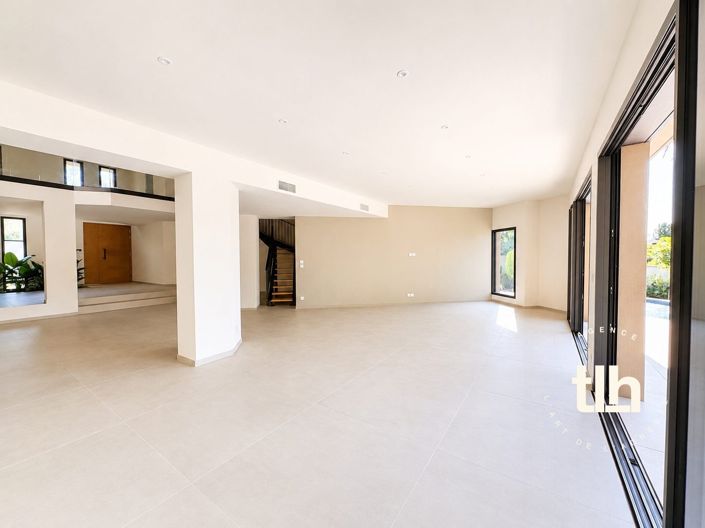 Image No.8-5 Bed Property for sale