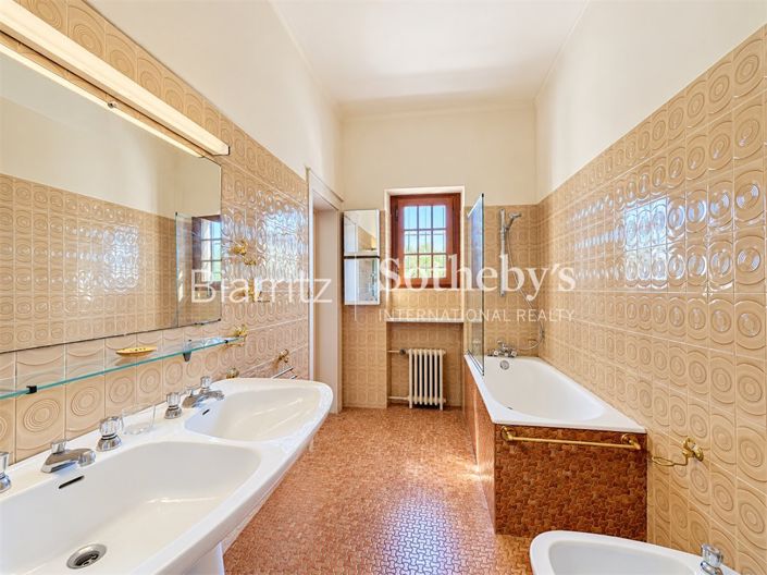 Image No.17-7 Bed House for sale