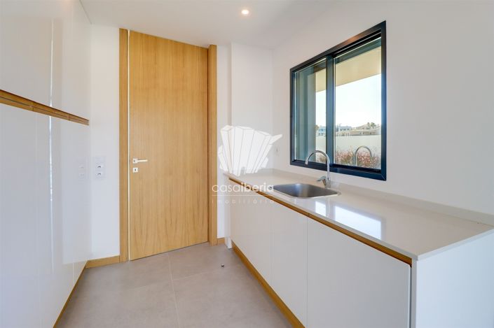 Image No.24-4 Bed House for sale