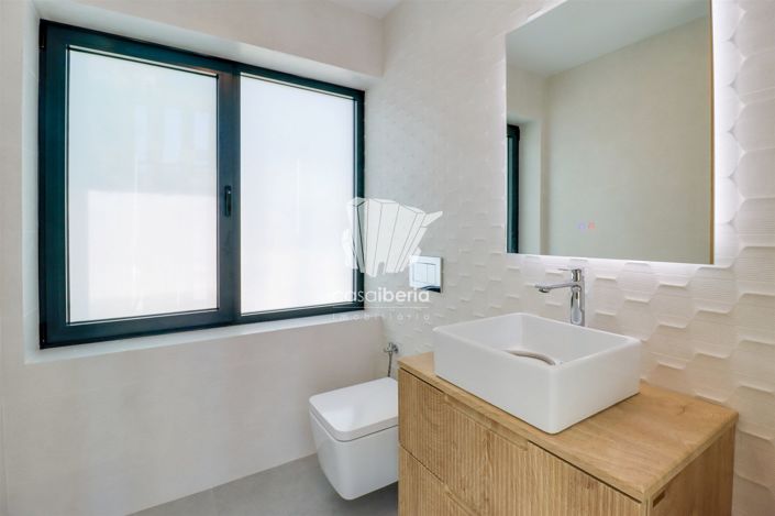 Image No.26-4 Bed House for sale