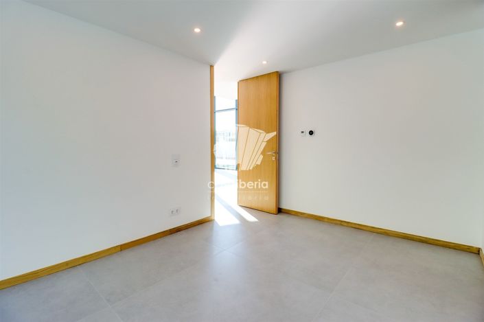 Image No.27-4 Bed House for sale