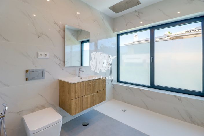 Image No.40-4 Bed House for sale