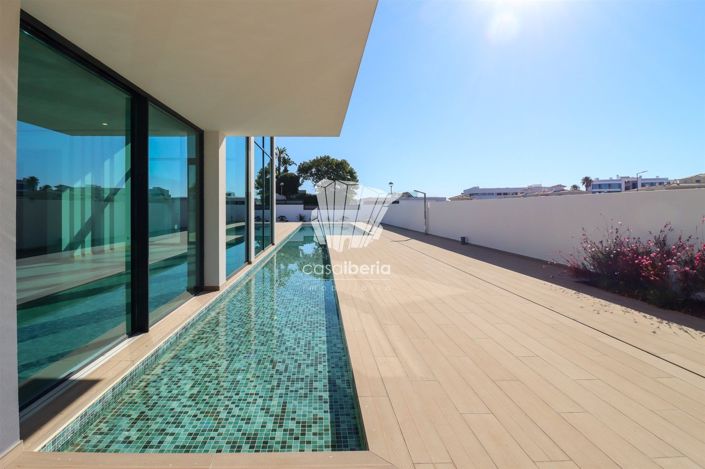 Image No.8-4 Bed House for sale