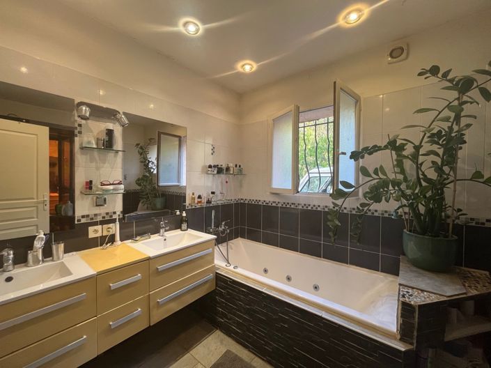 Image No.9-3 Bed House for sale