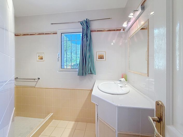 Image No.17-5 Bed House for sale