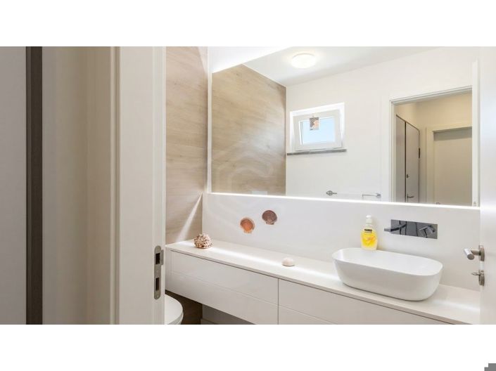 Image No.16-4 Bed House for sale