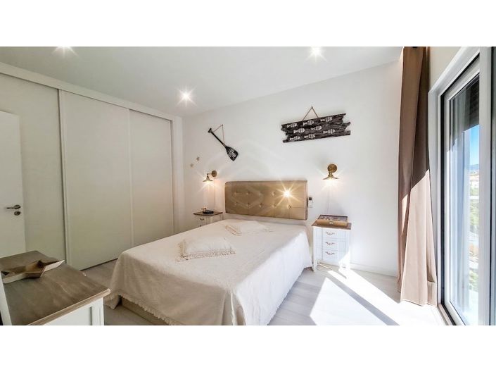 Image No.25-4 Bed House for sale