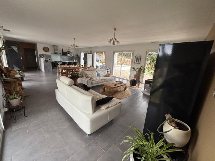 Image No.11-3 Bed House for sale