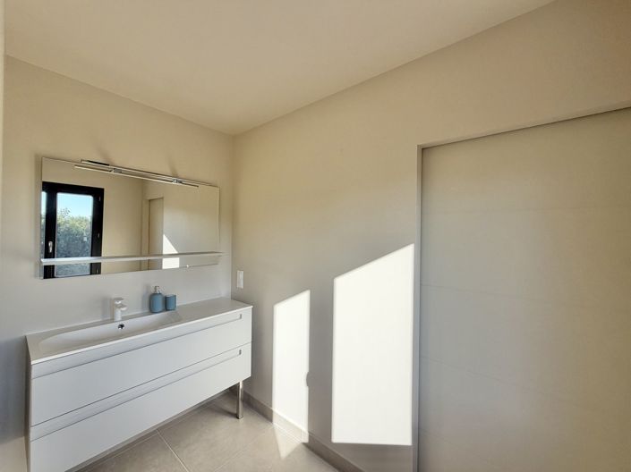 Image No.17-5 Bed House for sale