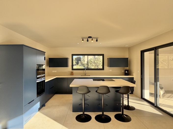 Image No.8-5 Bed House for sale