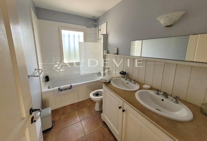 Image No.21-5 Bed House for sale