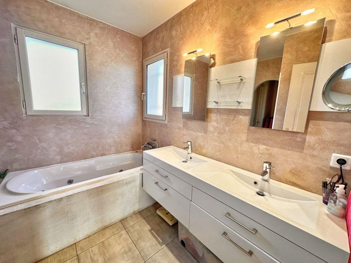 Image No.10-4 Bed House for sale