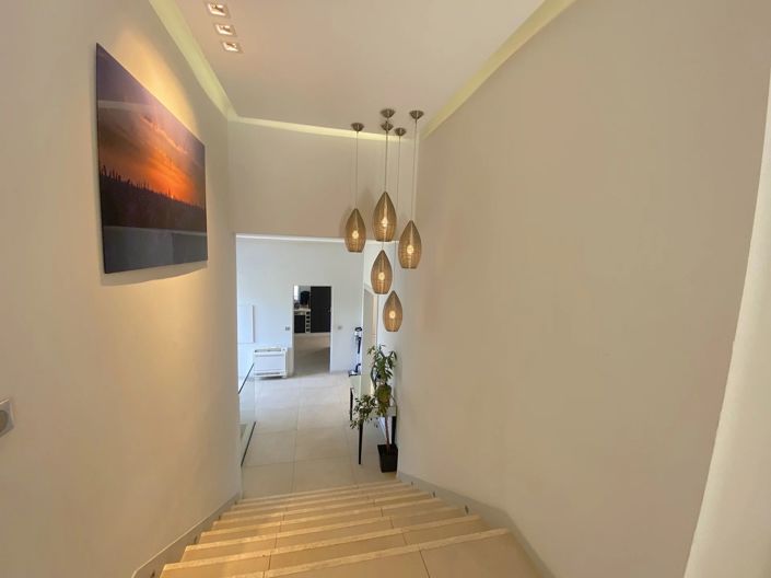 Image No.4-6 Bed House for sale