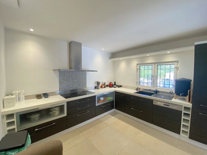 Image No.9-6 Bed House for sale
