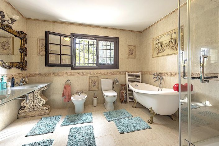 Image No.17-5 Bed House for sale