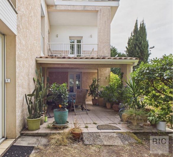 Image No.17-5 Bed House for sale