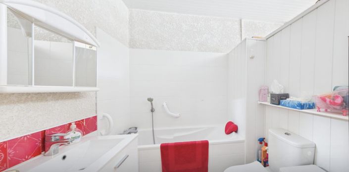 Image No.8-5 Bed House for sale