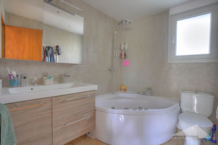 Image No.11-2 Bed House for sale