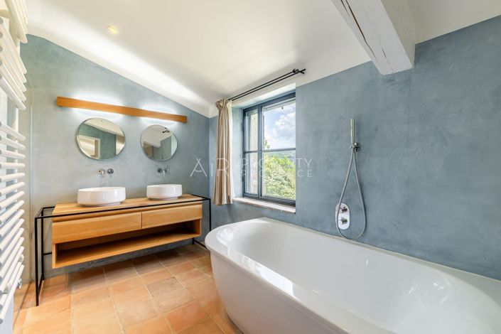 Image No.22-26 Bed Property for sale