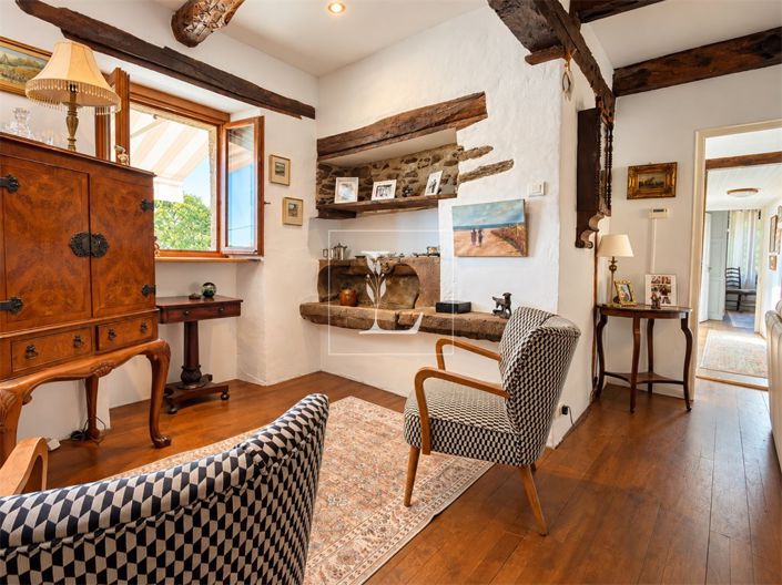 Image No.8-10 Bed House for sale