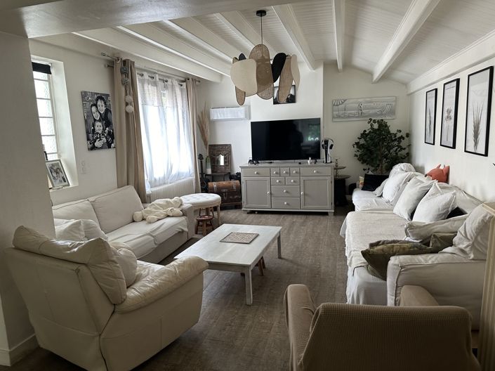 Image No.8-5 Bed House for sale