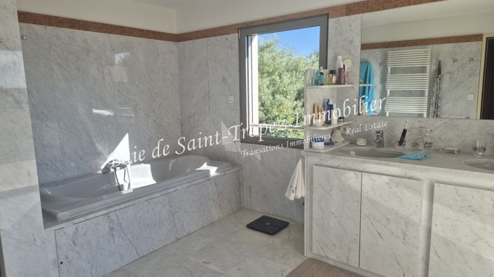 Image No.18-6 Bed House for sale