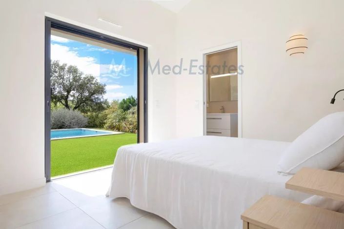 Image No.10-3 Bed House for sale