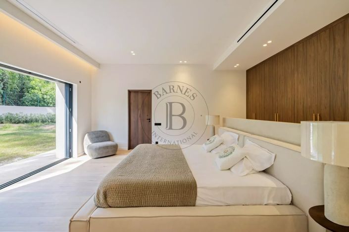 Image No.8-5 Bed House for sale