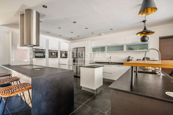 Image No.8-5 Bed House for sale