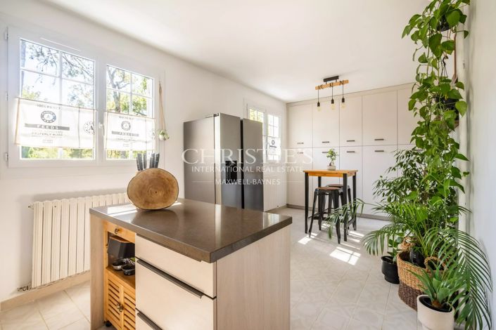 Image No.8-7 Bed House for sale