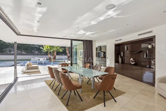 Image No.2-5 Bed House for sale