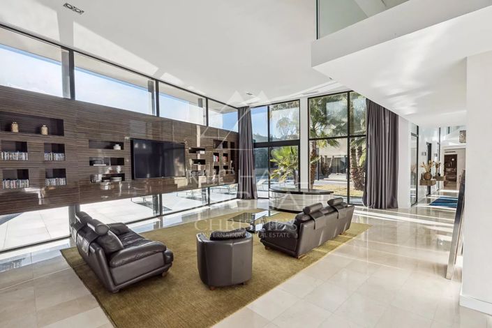 Image No.8-5 Bed House for sale