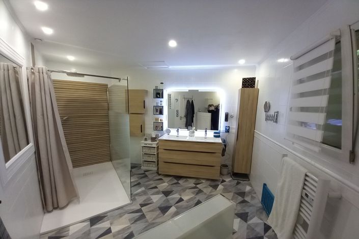 Image No.15-4 Bed House for sale