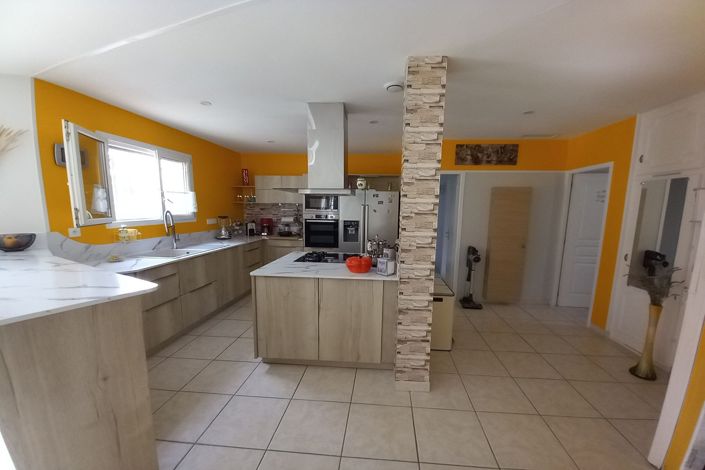 Image No.2-4 Bed House for sale