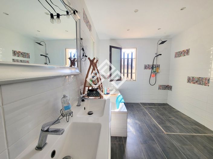 Image No.11-3 Bed House for sale