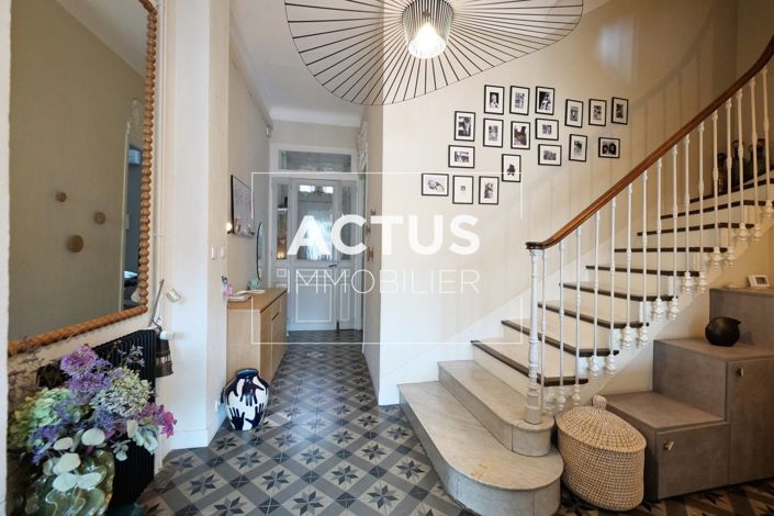 Image No.7-5 Bed House for sale