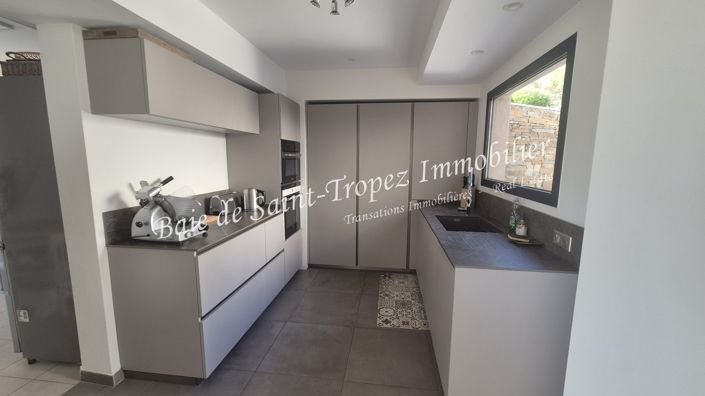 Image No.6-6 Bed House for sale